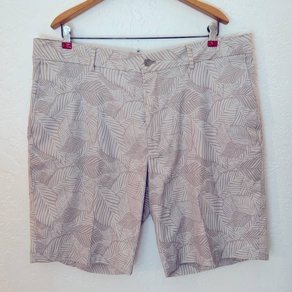 Walter Hagen wrinkle resistant flat front shorts leaves light khaki - Picture 1 of 7